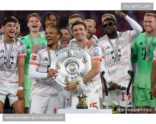 老将穆勒欧冠百场里程碑，拜仁更衣室致敬